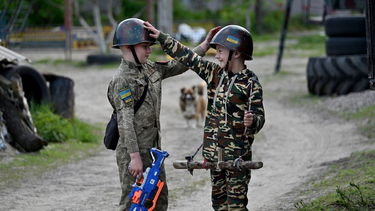 Fotoreportáž ze hry na vojáky: Jak válka militarizuje ukrajinské děti